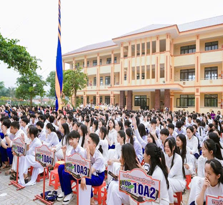 40 NĂM HÌNH THÀNH, XÂY DỰNG VÀ PHÁT TRIỂN: TRƯỜNG THPT HƯỚNG HÓA - CÁNH CHIM ĐẦU ĐÀN CỦA SỰ NGHIỆP GIÁO DỤC - ĐÀO TẠO TRÊN QUÊ HƯƠNG ANH HÙNG